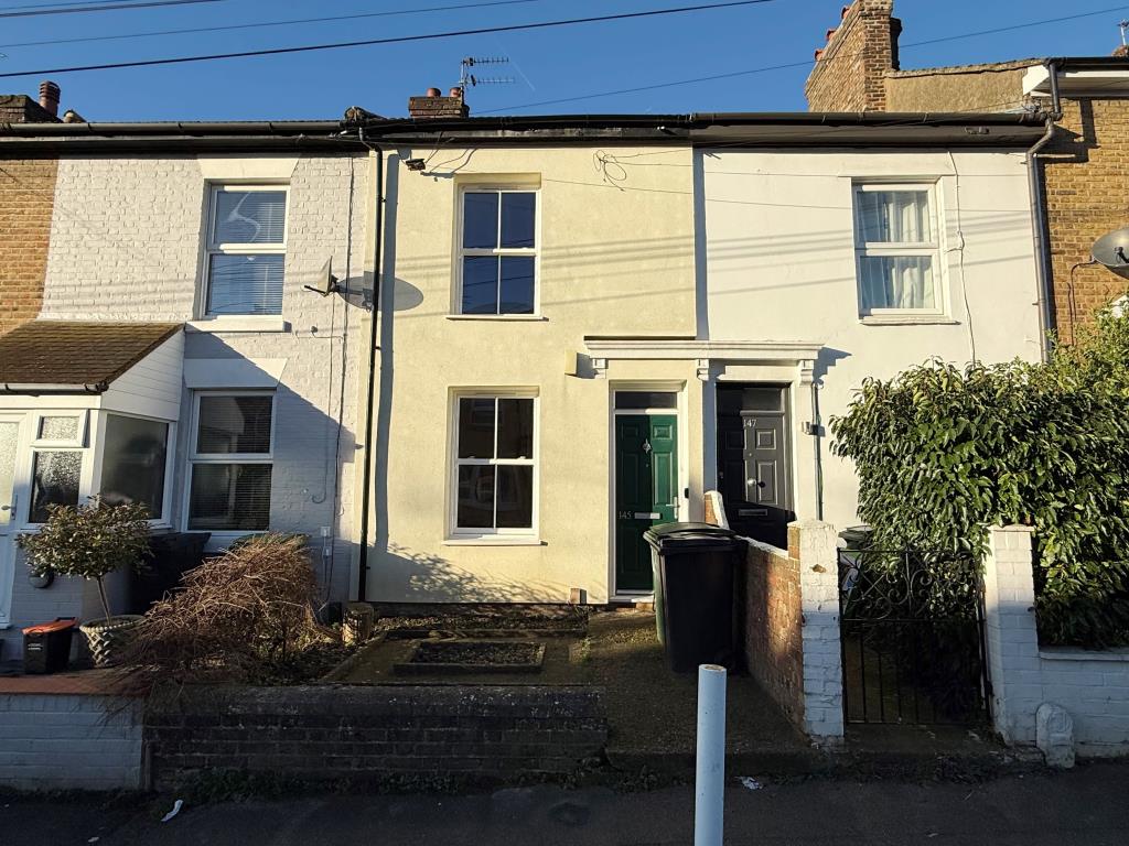 Lot: 67 - HOUSE IN NEED OF IMPROVEMENT - Mid-terrace property